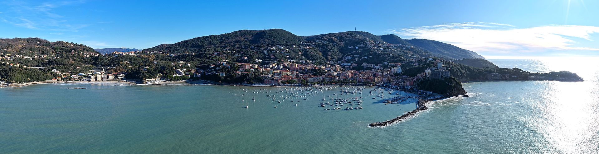Baia di Lerici — fotografia aerea con drone, Lerici
