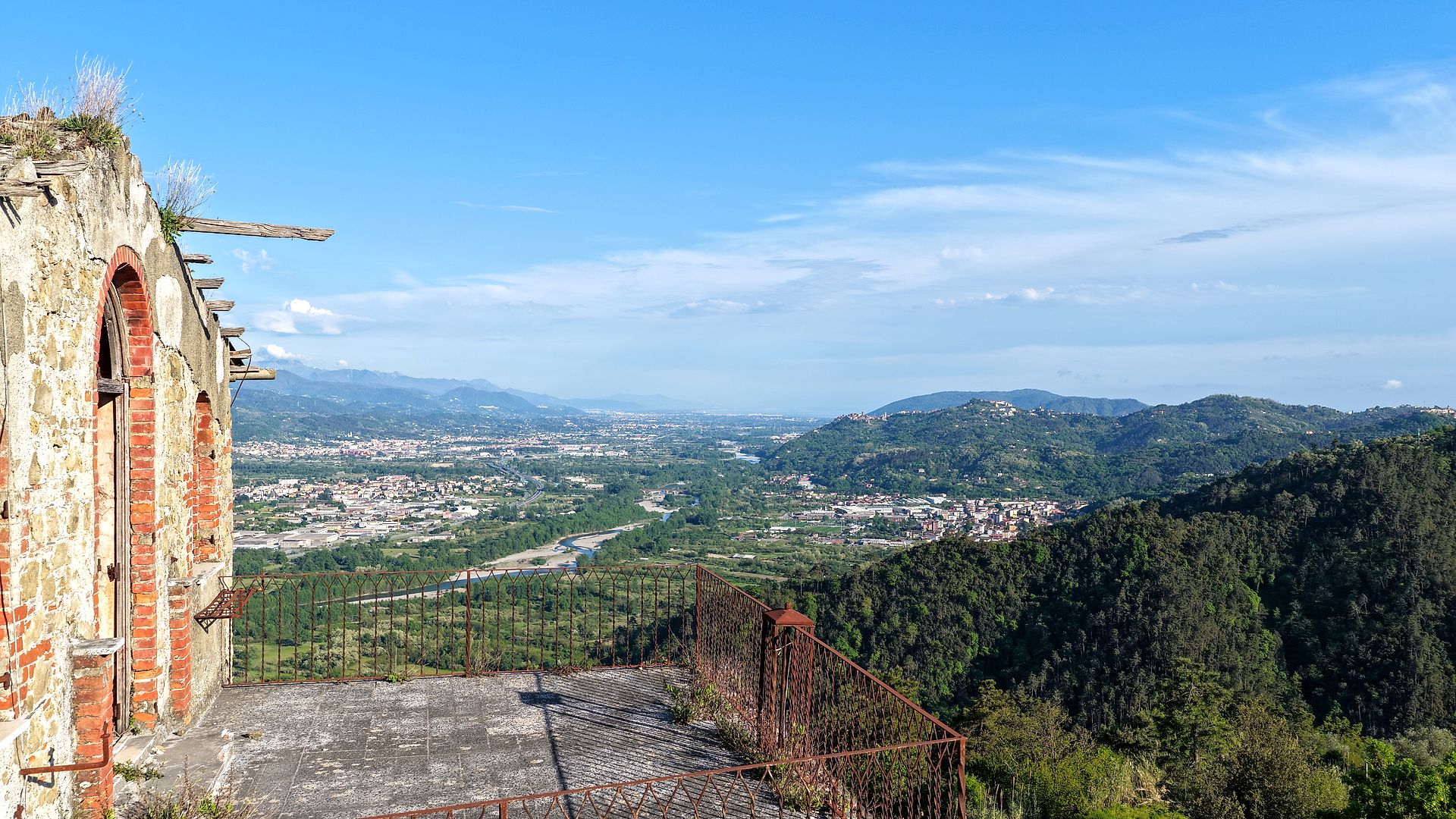 La Casa delle Streghe — fotografia aerea con drone, Tivegna