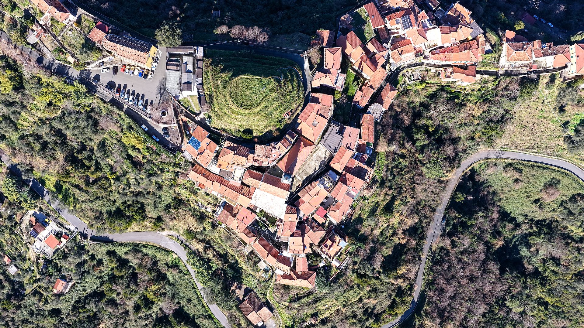 Verticale sul Borgo — fotografia aerea con drone, Tivegna