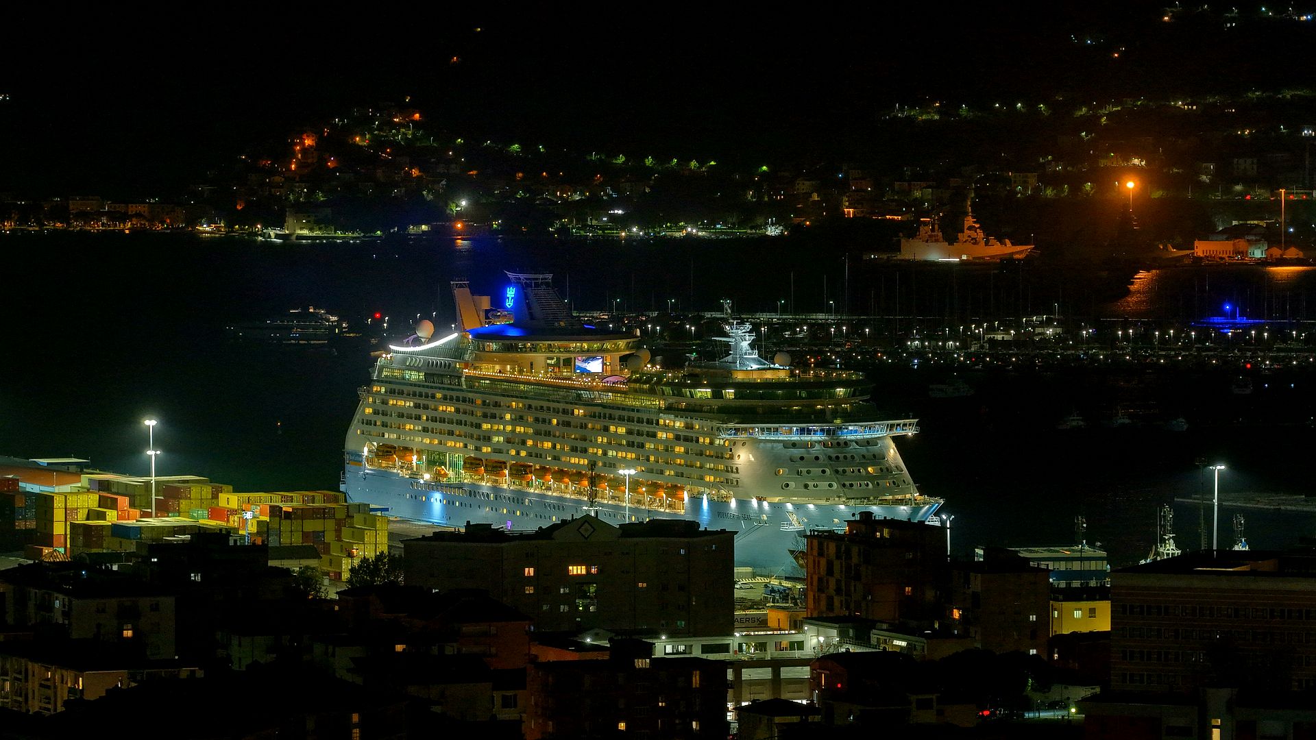 Partenza Notturna — fotografia aerea con drone, Porto di La Spezia