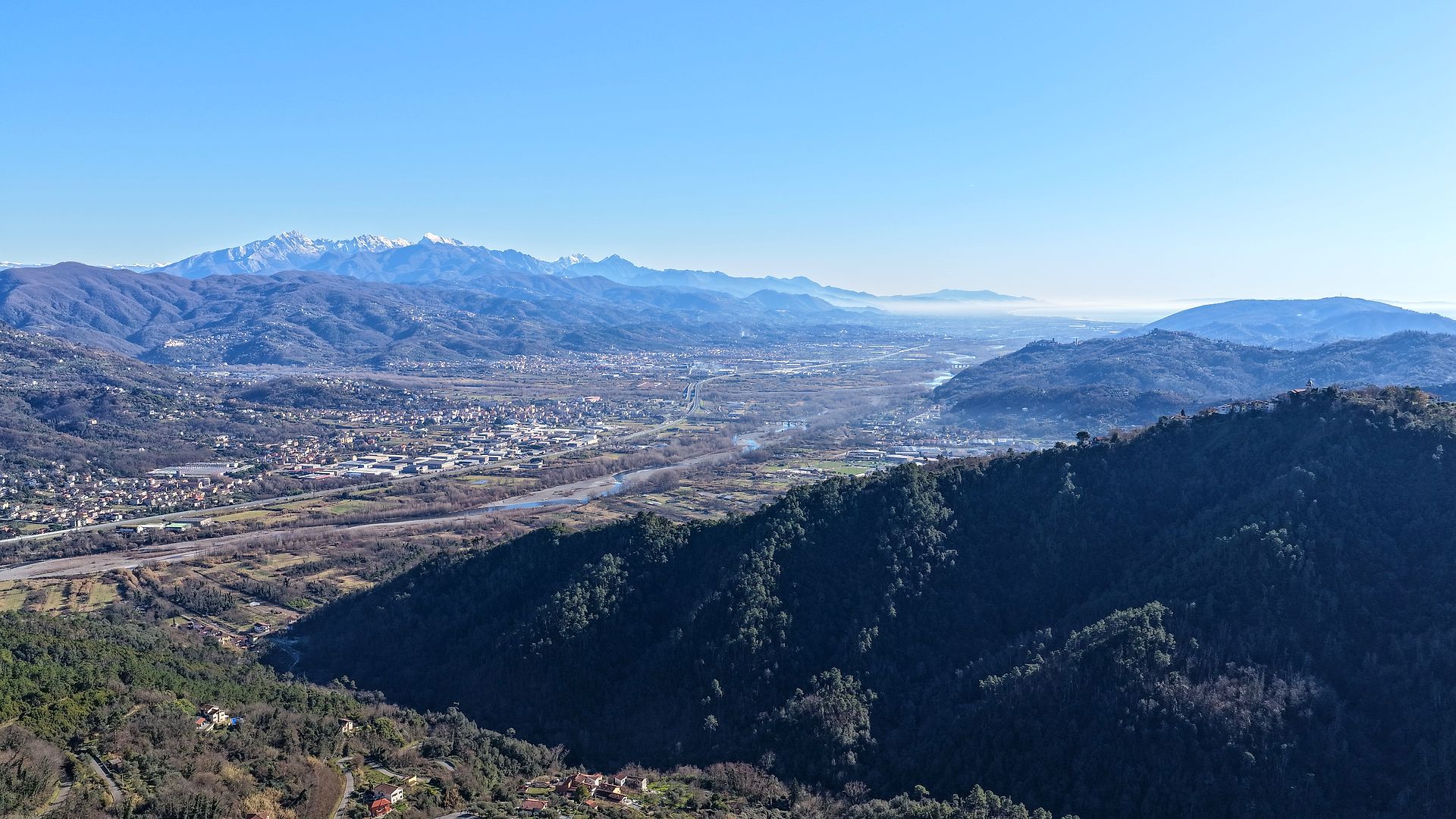 Piana del Magra e Apuane — fotografia aerea con drone, Val di Magra